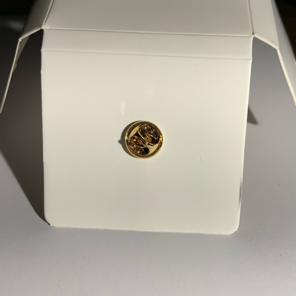 Limited Edition Gold CC Snowflake Pin Brooch - Picture 2 of 4